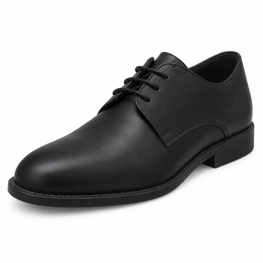 Chaussure noire, vue trois-quarts sur fond blanc, format carré