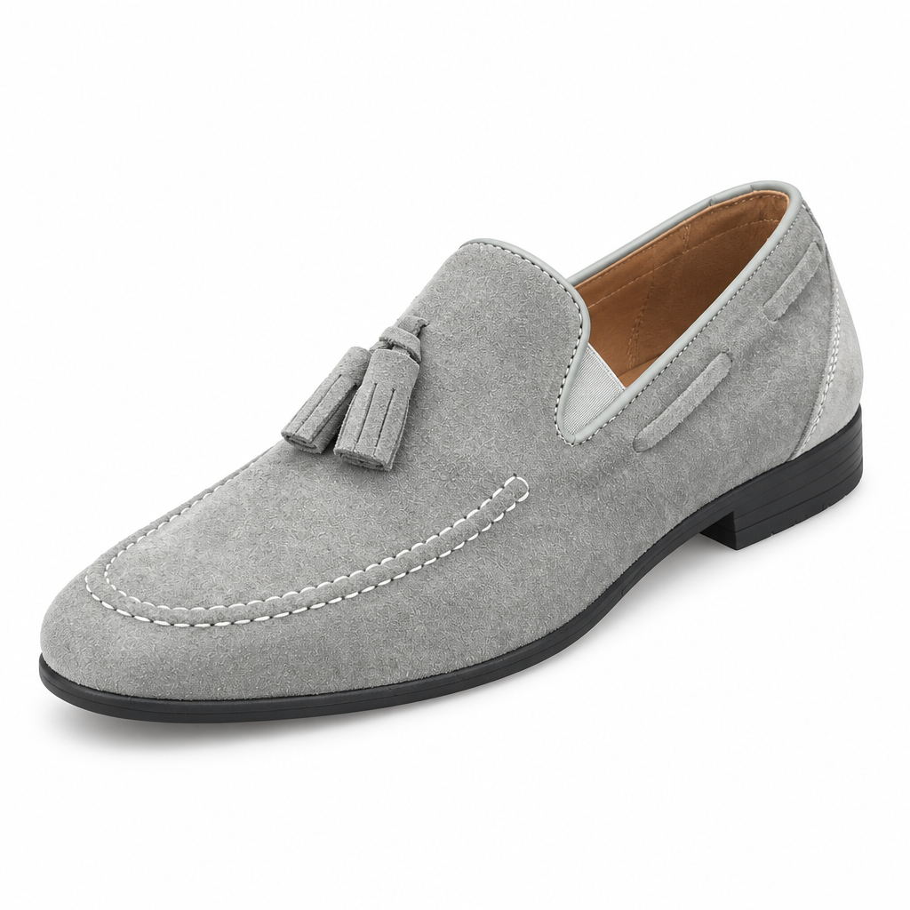 Mocassin gris clair à pompons, vue trois-quarts