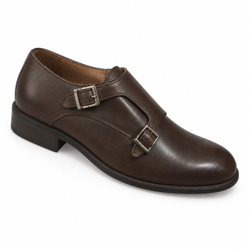 Chaussure marron à double boucle sur fond blanc, format carré