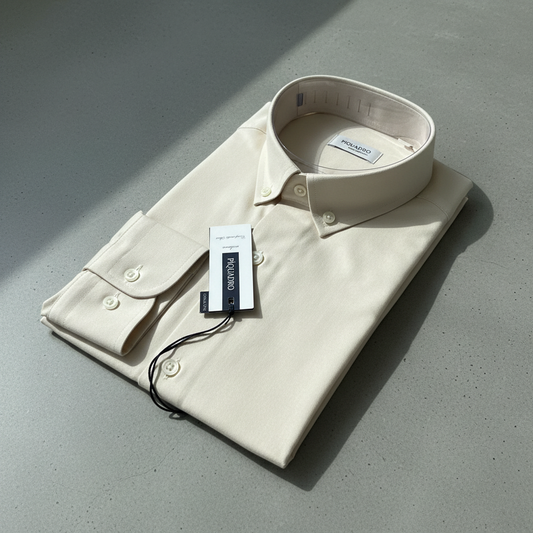 Chemise beige fond béton