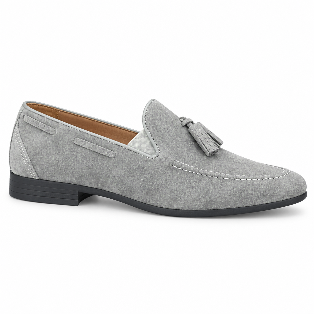 Mocassin gris clair à pompons, vue de profil