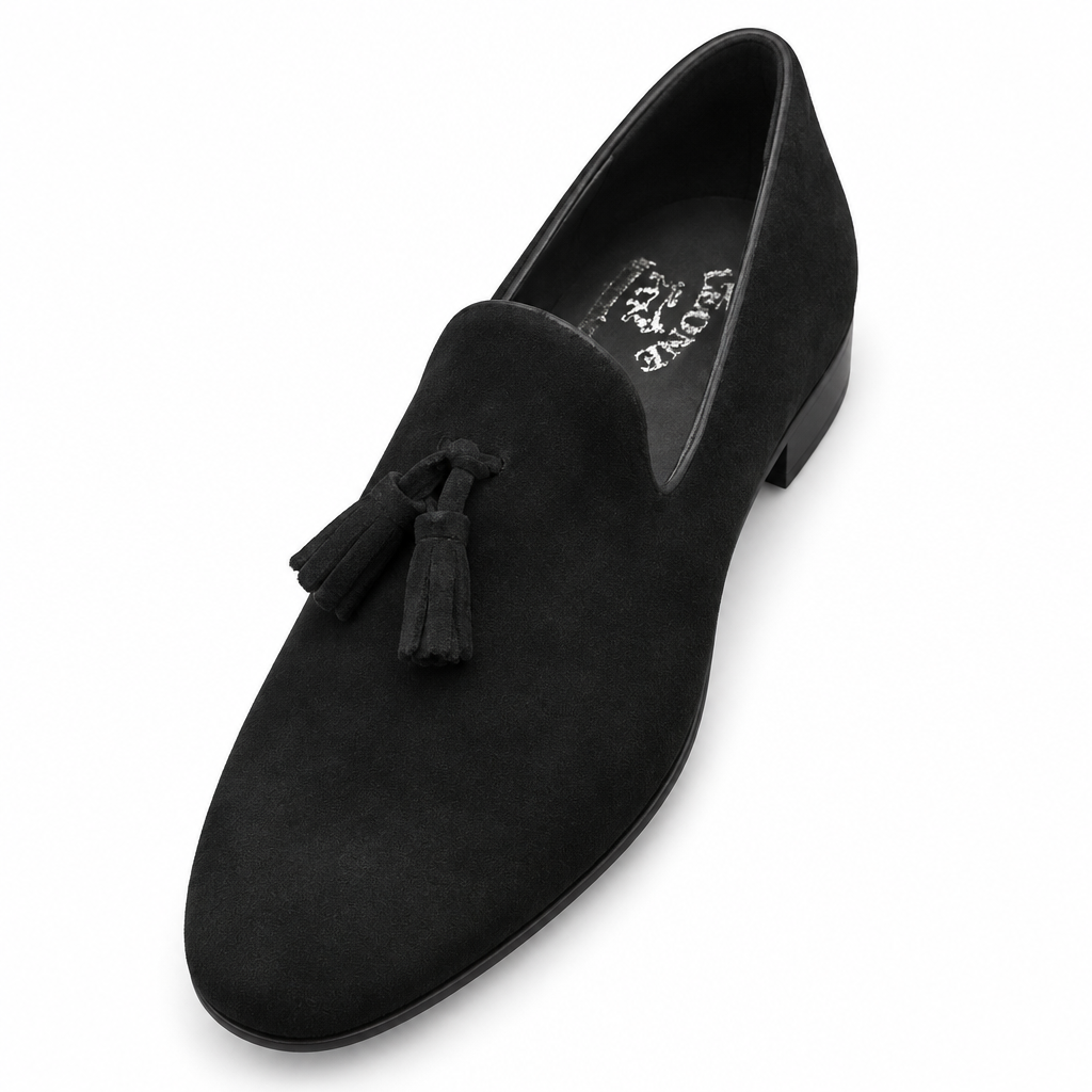 Mocassin noir mat à pompons, vue trois-quarts