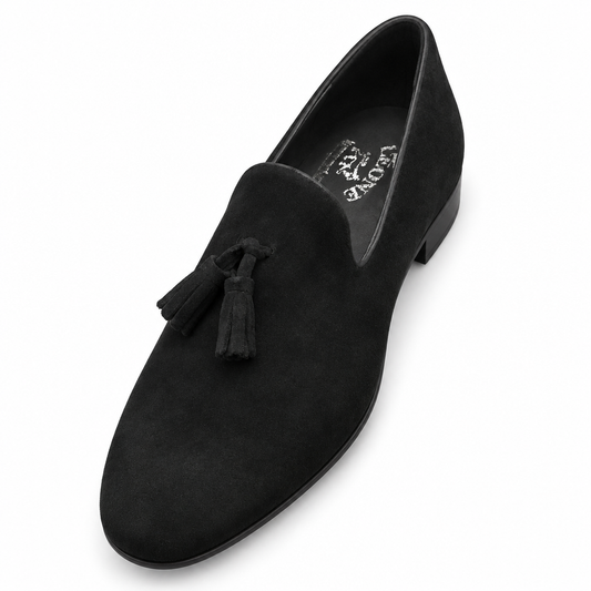 Mocassin noir mat à pompons, vue trois-quarts