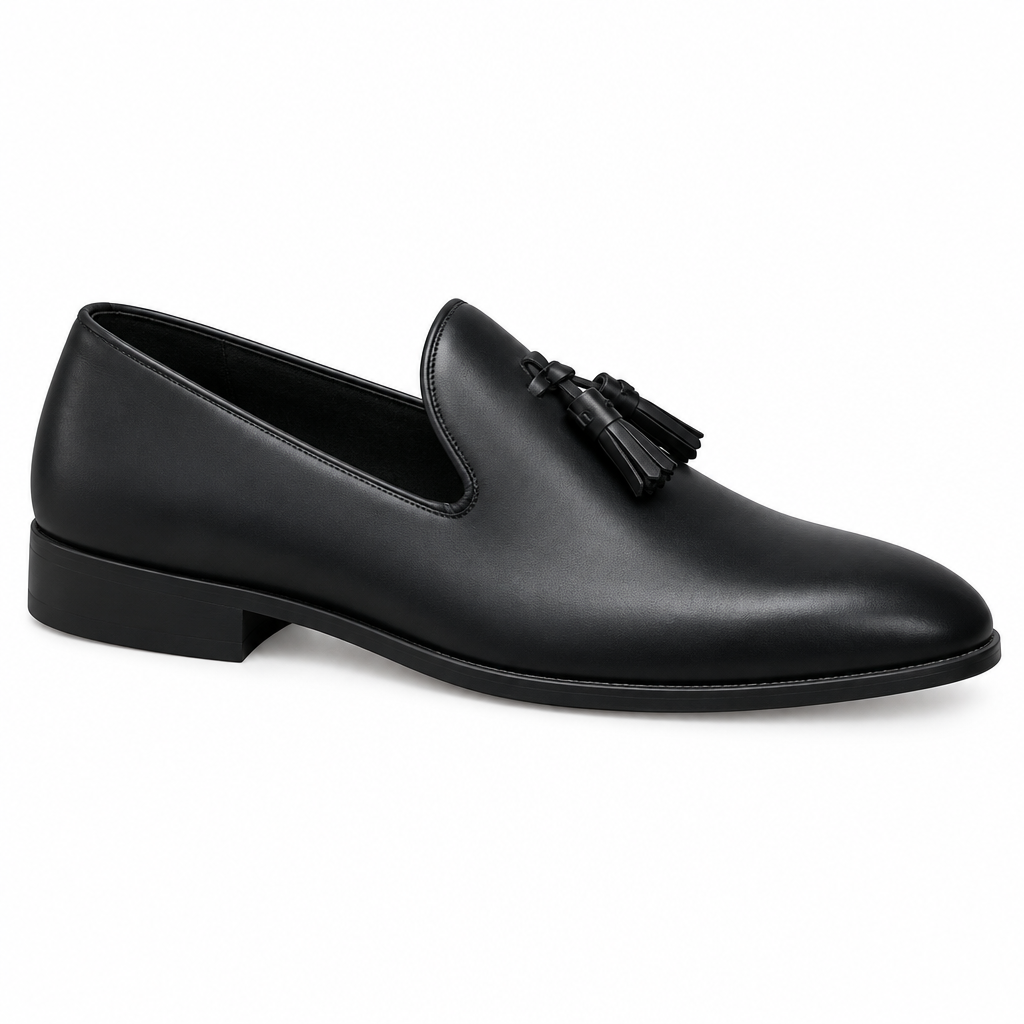 Mocassin noir à pompons, vue de profil