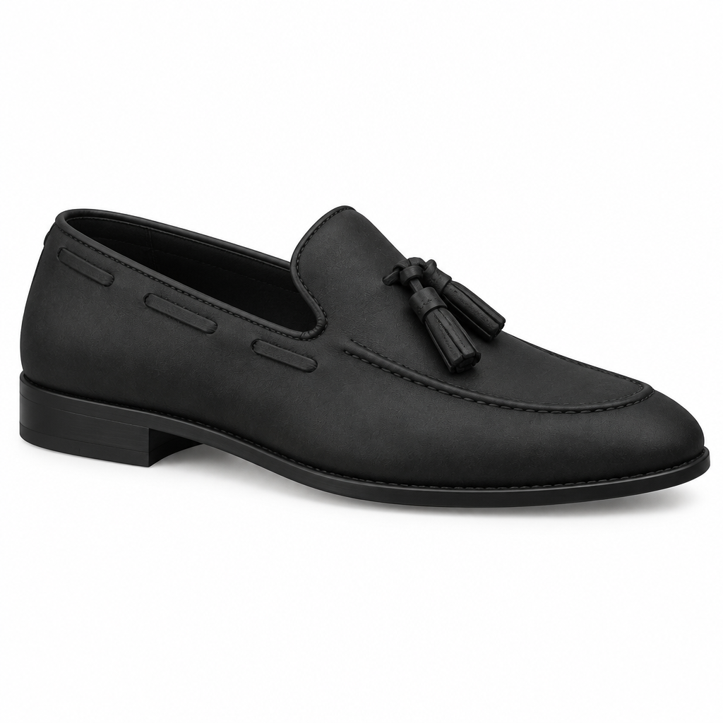 Mocassin noir à pompons, vue de profil