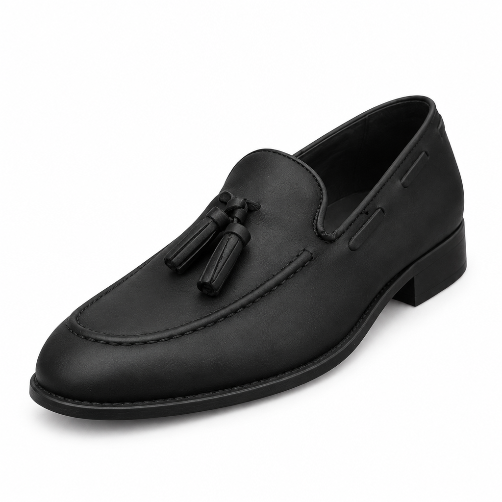 Mocassin noir à pompons, vue trois-quarts