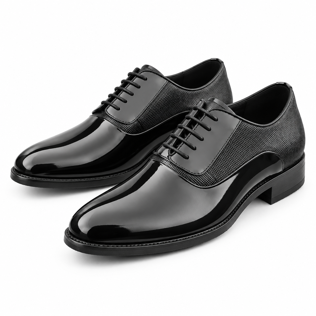Paire de chaussures noires vue de trois quarts