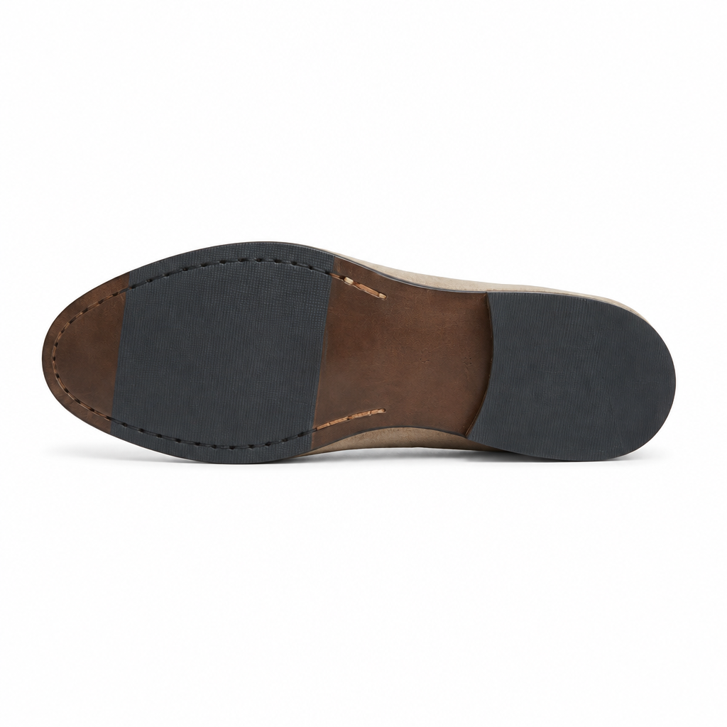 Semelle du mocassin beige sur fond blanc