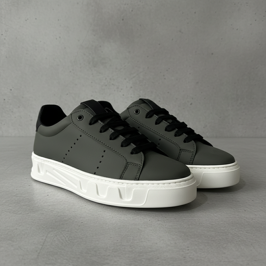 Sneakers fond béton gris