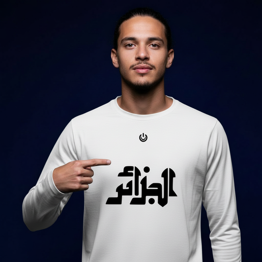 T-shirt manches longues blanc avec calligraphie arabe porté par modèle